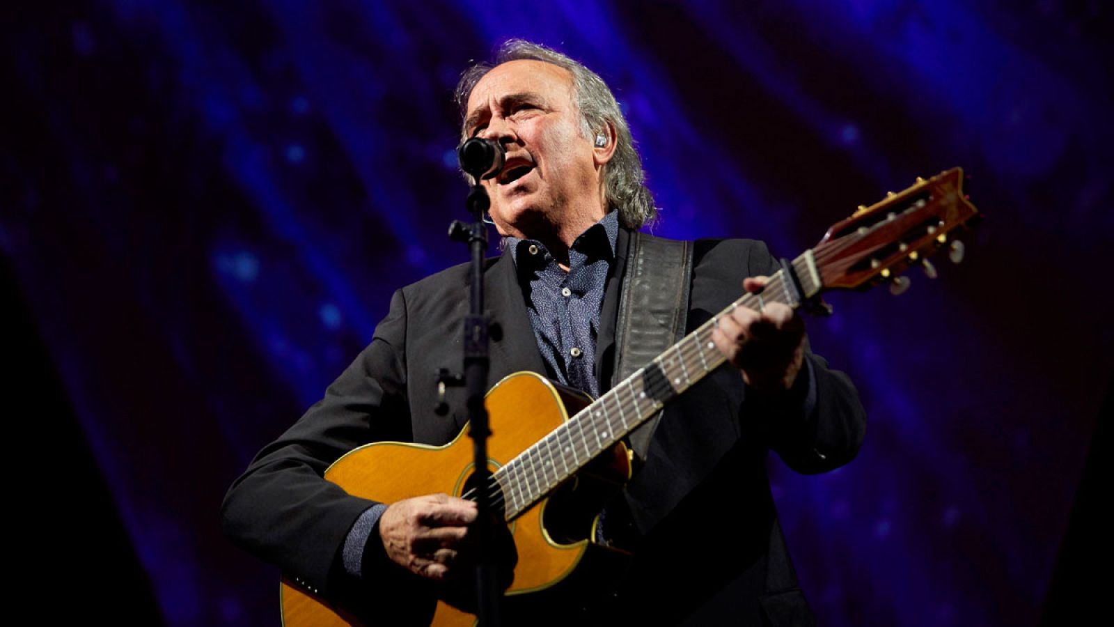 Serrat reprende en un concierto a un espectador que le dijo: "Canta en catalán, que estamos en Barcelona"