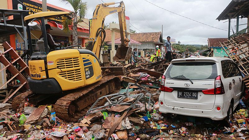 Tsunami en Indonesia entre las islas de Java y Sumatra - ver ahora