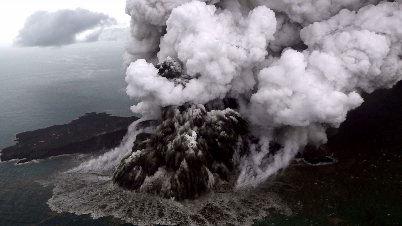Indonesia - La erupción de un volcán provoca un tsunami con decenas de víctimas - RTVE.es