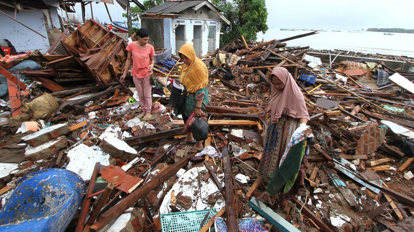 Más de 370 muertos y 1.400 heridos por un tsunami en Indonesia