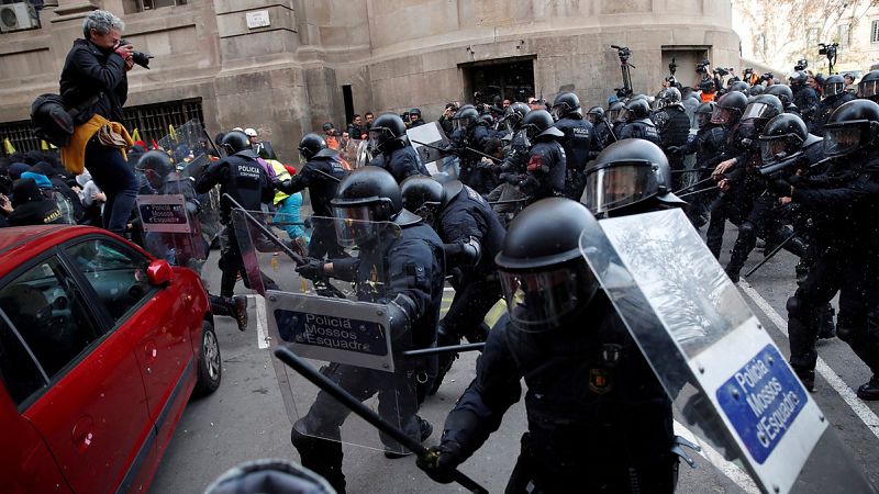 La Generalitat investigara al mosso que llamó idiota a un manifestante