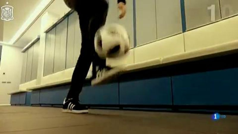El seleccionador de fútbol español, Luis Enrique Martínez, ha mandado su mensaje de felicitación navideña deseando que el 2019 sea bueno para la selección con un original vídeo en el que da 19 toques a un balón.
