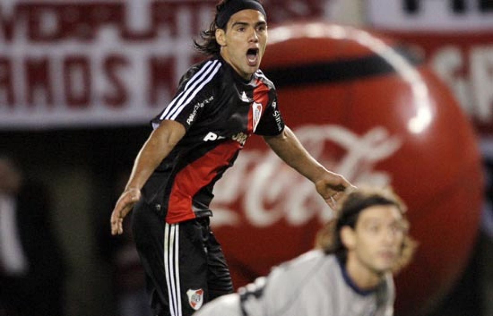 Al portero del club argentino Gimnasia de Jujuy le entraron las prisas por remontar ante el River Plate y agredió a un recogepelotas por entender que estaba perdiendo tiempo (28/04/2009). 