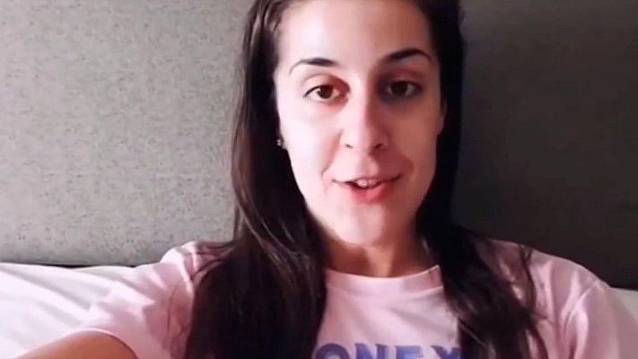 Telediario 1 - Carolina Marín nos felicita la Navidad desde la India