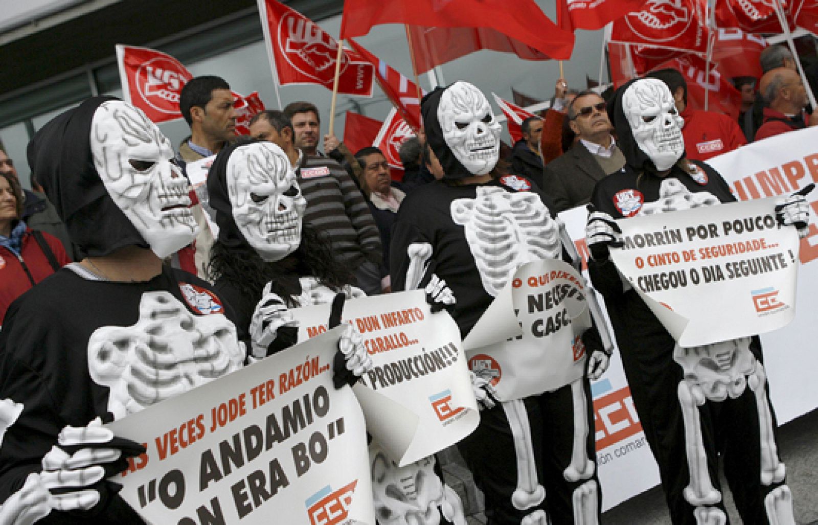 El año pasado fueron 831 los fallecidos en accidentes laborales. Los sindicatos alertan sobre el peligro de que aumenten los accidentes laborales porque la crisis trae consigo peores condiciones de trabajo. Además, el año pasado se declararon 18.000 enfermedades profesionales. 