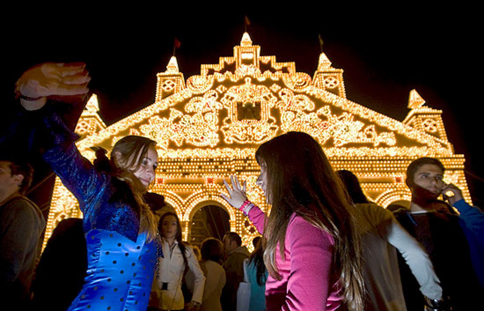 Más de 200 mil bombillas se encendieron anoche en la Portada del Real. Es la señal de que la fiesta ha empezado.  