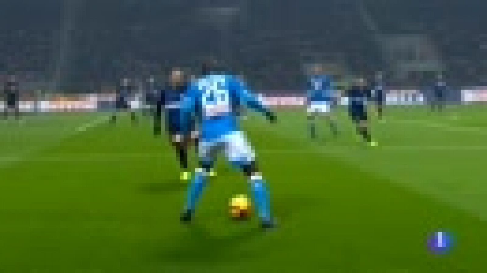 El Inter-Nápoles dejó graves incidentes que han sobrecogido al fútbol italiano. Fuera el campo, un fallecido y varios apuñalamientos. Dentro, cánticos racistas a un jugador senegalés.