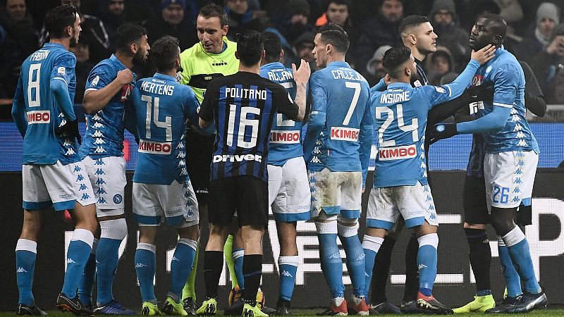 El Inter-Nápoles dejó graves incidentes que han sobrecogido al fútbol italiano. Fuera el campo, un fallecido y varios apuñalamientos. Dentro, cánticos racistas a un jugador senegalés.