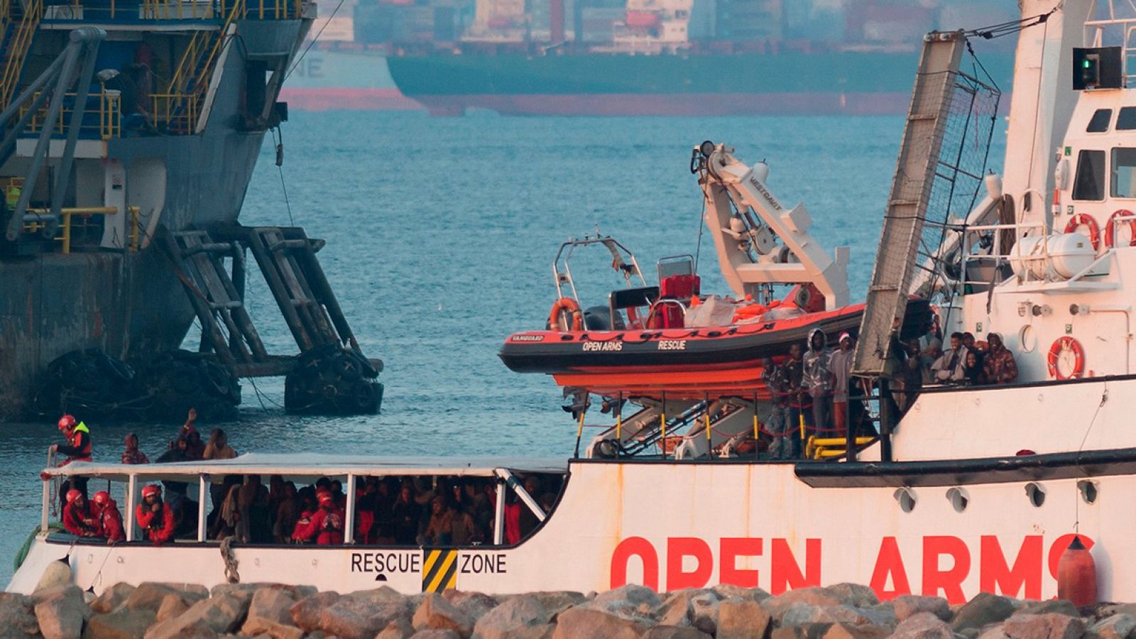 El barco Open Arms llega a la bahía de Algeciras con más de 300 migrantes a bordo