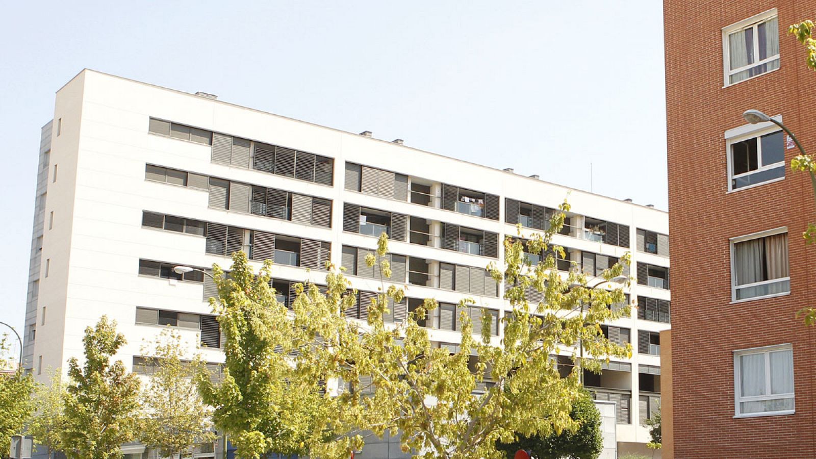 Telediario 1: Los inquilinos reciben con satisfacción la condena por vender pisos de protección de Madrid a fondos buitres | RTVE Play