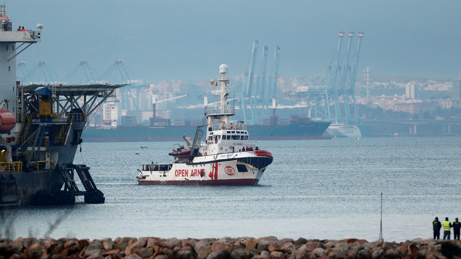 El buque Open Arms llega a San Roque, Cádiz, con más de 300 inmigrantes de 19 países