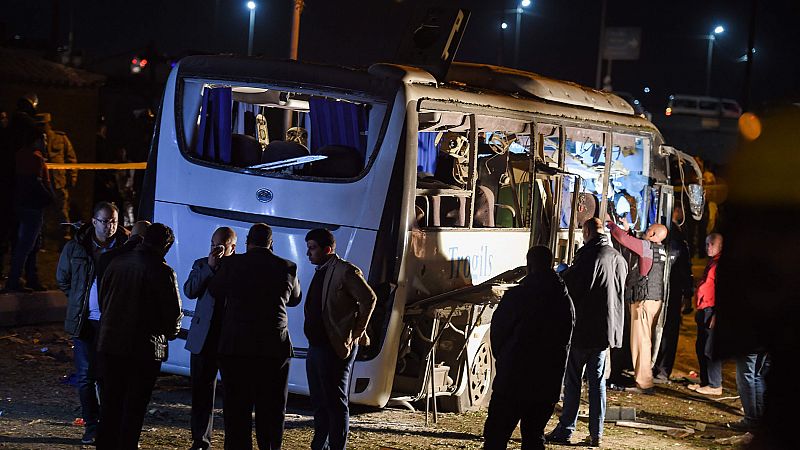 Varios muertos en un atentado en un autobús turístico cerca de las pirámides de Giza 