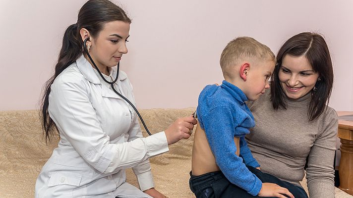 Calor y amor de madre, para menores tutelados hospitalizados: así actúa la ONG 'Mamás en Acción'