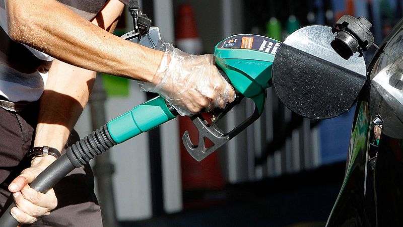 Los precios de los combustibles suben en enero, mientras bajan costes como el del gas natural