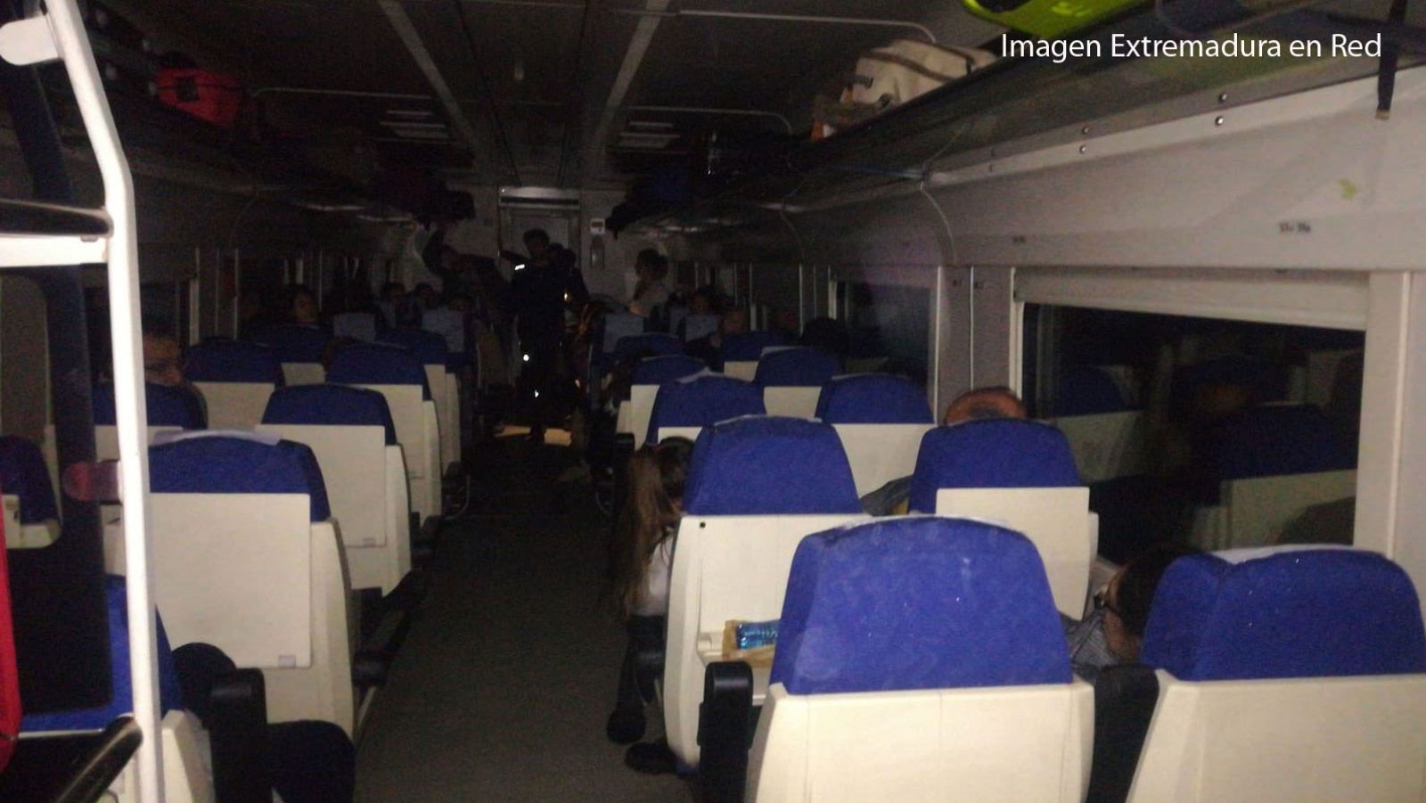 Los pasajeros de un tren Badajoz-Madrid se quedan tirados durante horas en el campo de madrugada y sin luz