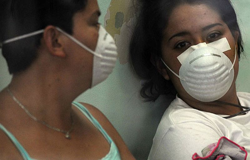 Continúa el goteo de muertes en México por el brote de gripe porcina. Las autoridades confían en que los fármacos paren la epidemia que se ha cobrado ya más de 150 vidas.