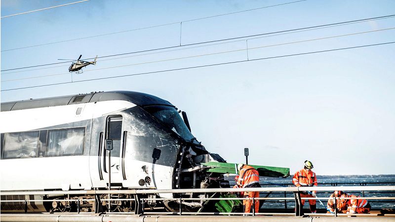 Al menos seis muertos en un accidente de tren en un puente de Dinamarca