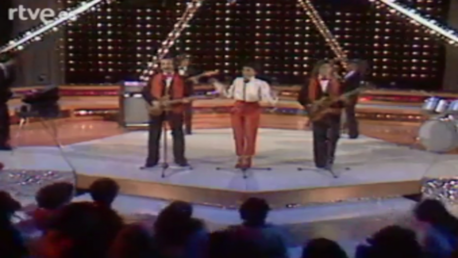 Aplauso - Ricci & Poveri canta 'Será porque te amo' (1981)