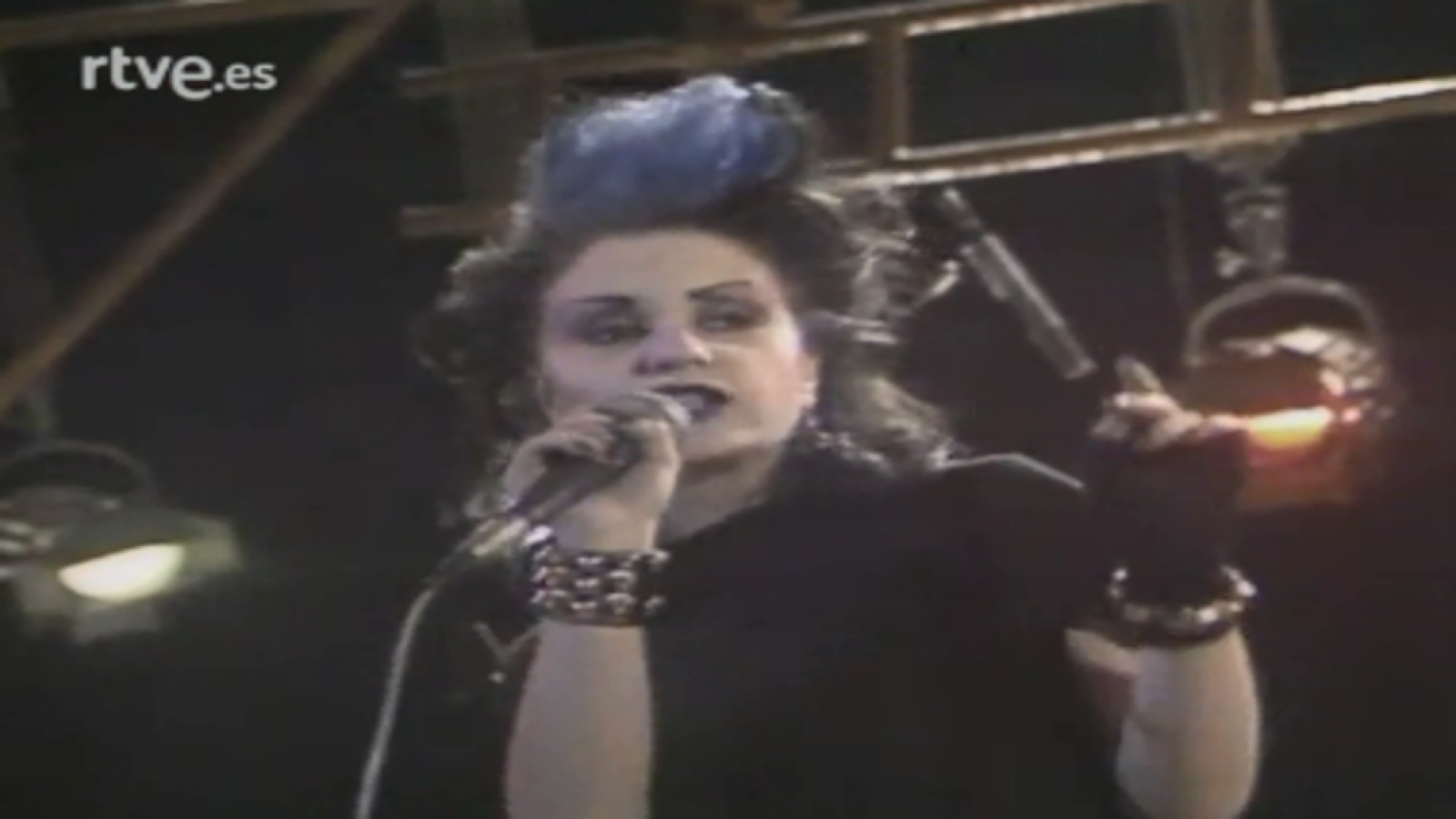 Musical Express - Alaska y los Pegamoides cantan 'Bailando' (1982)