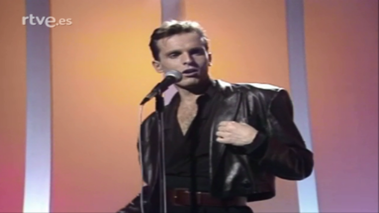 Estrelles 85 - Miguel Bosé canta 'Amante bandido' (1985)