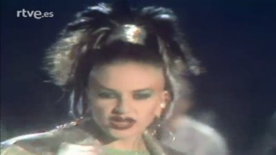 La bola de cristal - Alaska y Dinarama cantan 'A quien le importa' (1986)