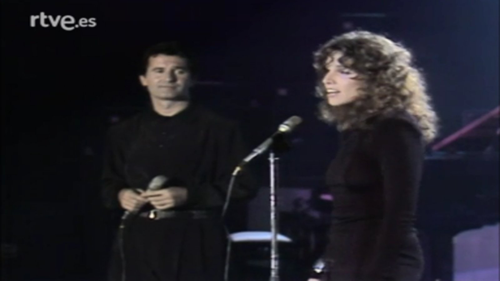Esta noche, Pedro - Victor y Ana cantan 'La puerta de Alcalá' (1986)