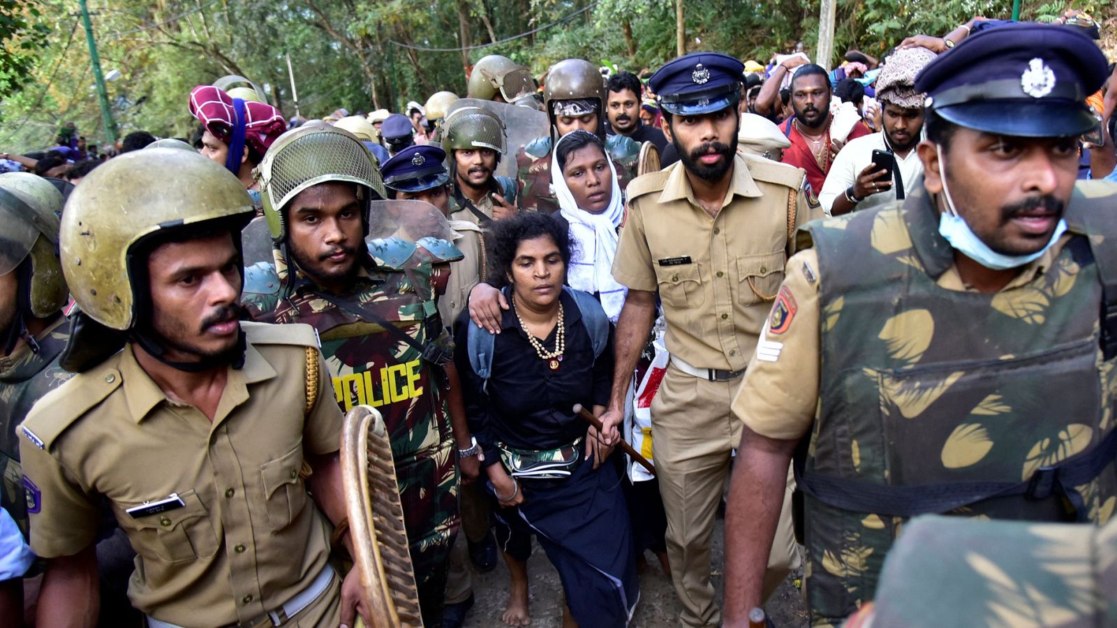 Dos mujeres en India logran entrar por primera vez en un templo hindú tras una sentencia