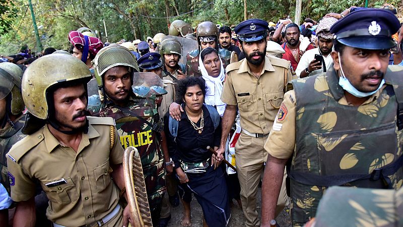 Dos mujeres en India logran entrar por primera vez en un templo hindú tras una sentencia