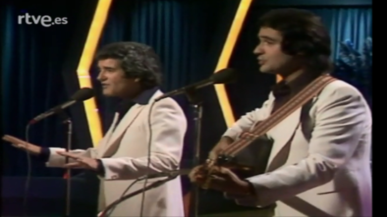 Canciones de una vida - Dúo Dinámico - 15 años tiene mi amor | Ver