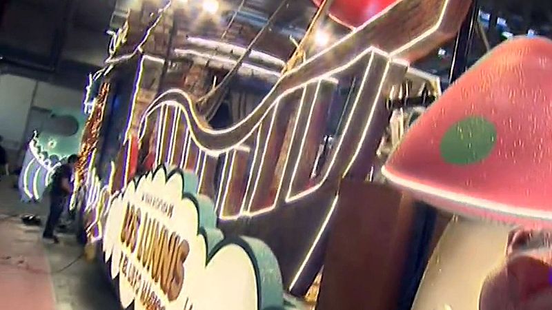 La carroza de RTVE se prepara para la cabalgata de Reyes de Madrid que desfilará con fuertes medidas de seguridad