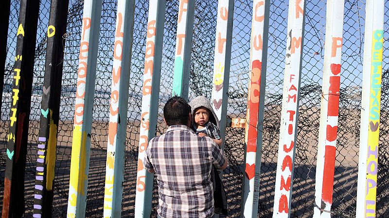 Miles de migrantes aguardan en la frontera con Estados Unidos a la espera de solicitar asilo
