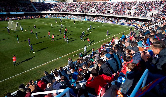 Telediario 1 - Más de 11.000 aficionados en el Miniestadi para ver al Barça
