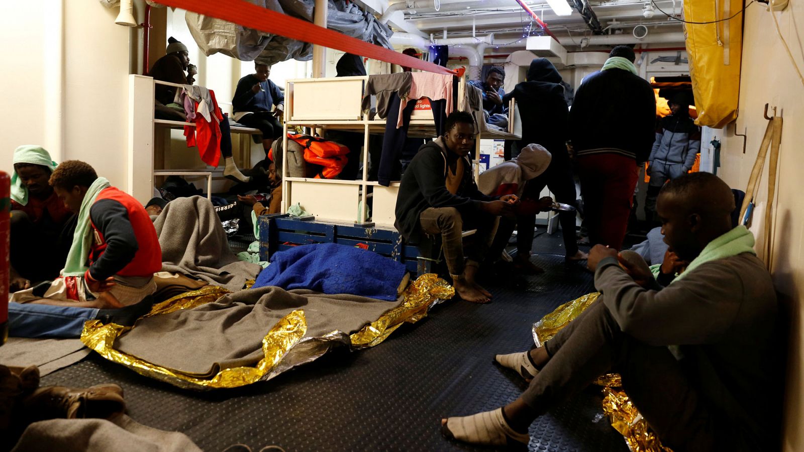 La ONG Sea Watch lleva 14 días en el mar esperando un puerto seguro tras rescatar a 32 migrantes - RTVE.es