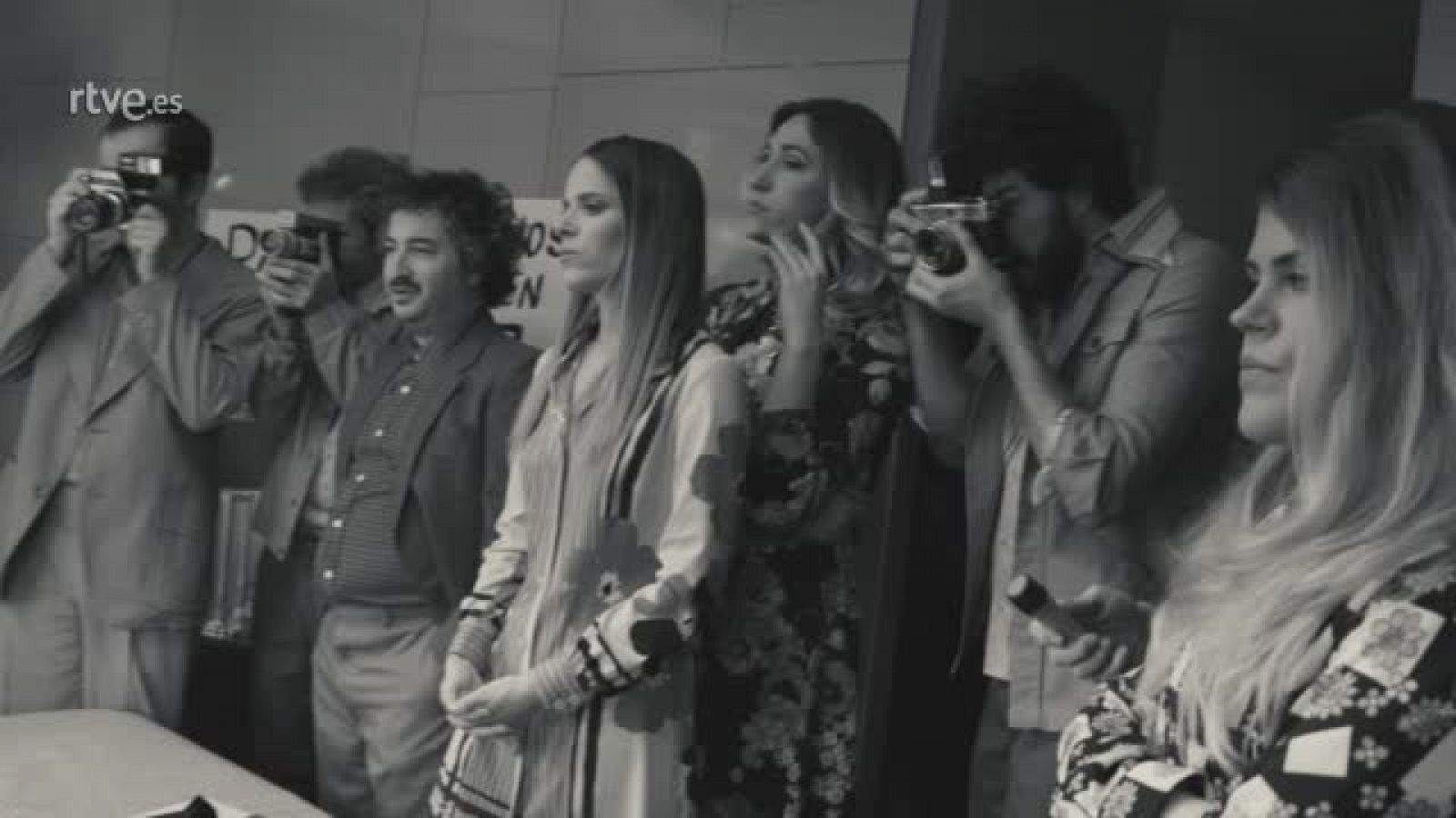 La promoción de la 33 gala de los Premios Goya, en la que sus presentadores, Andreu Buenafuente y Silvia Abril, recrean la mítica escena de John Lennon y Yoko Ono en su cama ante la prensa.