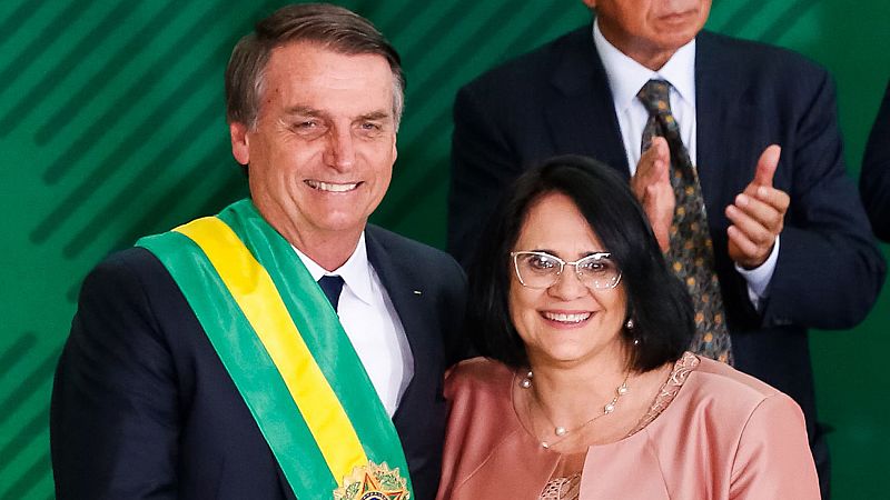 La nueva ministra de Mujer y Familia de Brasil dice que los niños deben vestir de azul y las niñas, de rosa