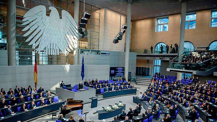 Telediario 1 - Un grupo de hackers difunde datos personales de políticos alemanes, entre ellos, Merkel y Steinmeier