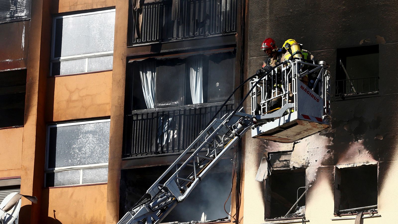 Tres muertos en el incendio de un bloque de viviendas en Badalona