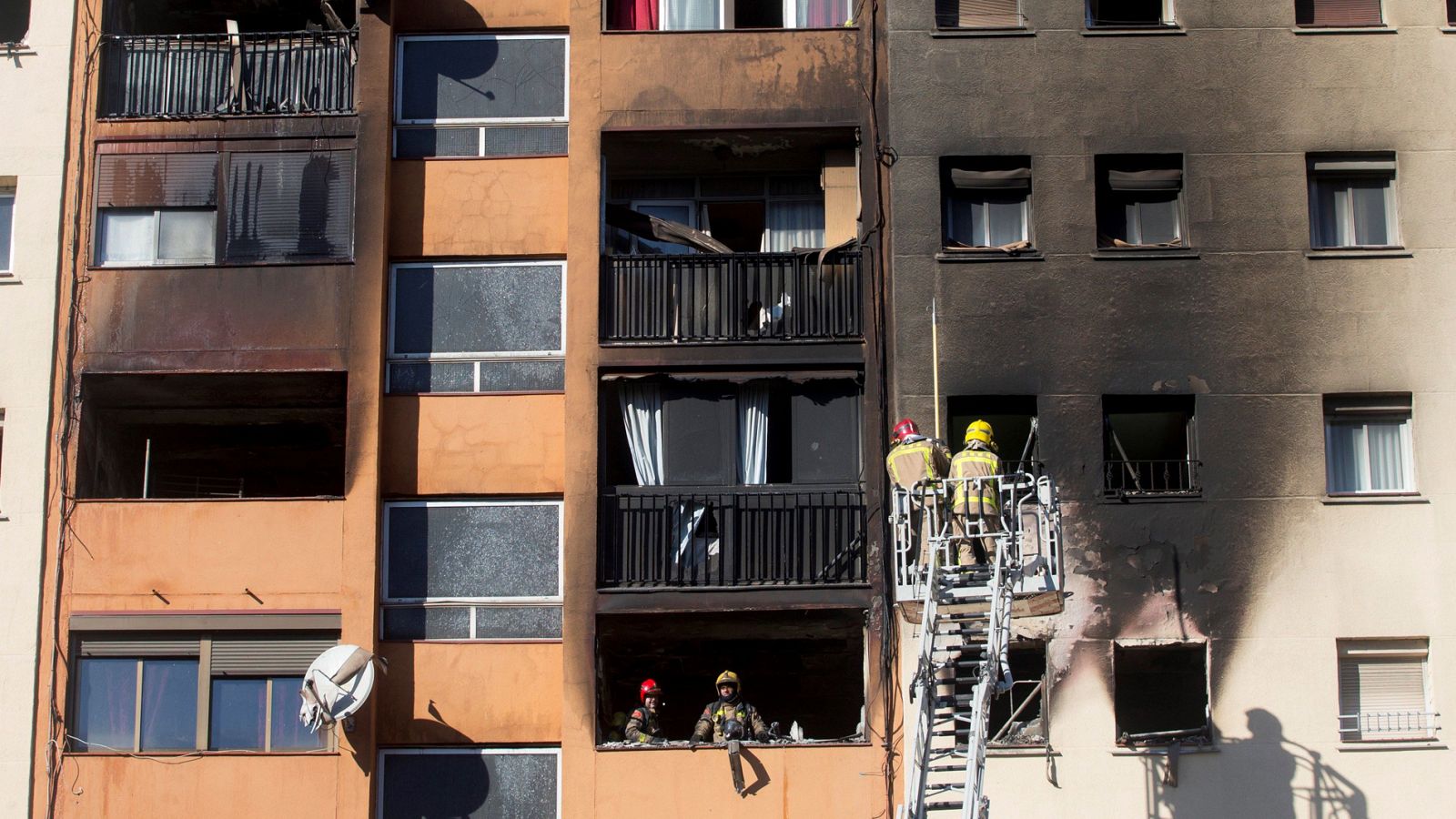Tres muertos en el incendio de un edificio de viviendas en Badalona