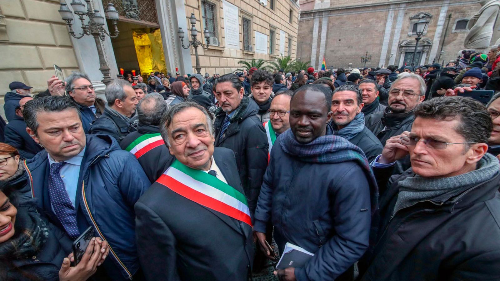 Telediario 1: Alcaldes italianos se rebelan contra la política migratoria de Salvini | RTVE Play