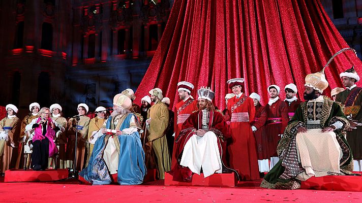 Telediario 1 - Miles de niños reciben a los Reyes Magos