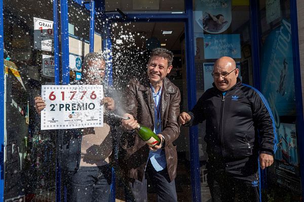 El segundo premio de la Lotería del Niño, el 61.776, ha llevado la ilusión a 60 administraciones
