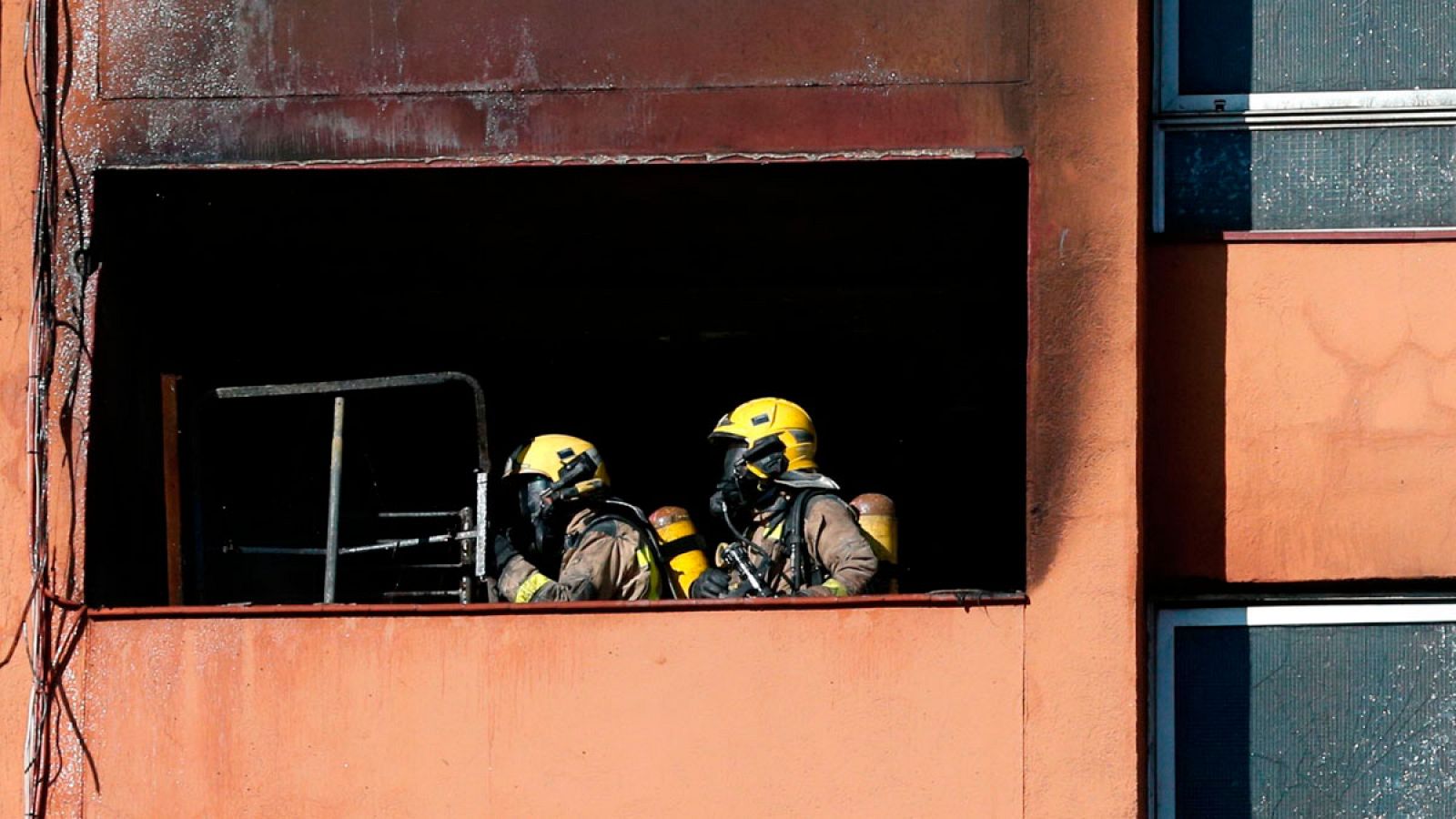 Telediario 1: Los Mossos d'Esquadra investigan las causas del trágico incendio en Badalona | RTVE Play