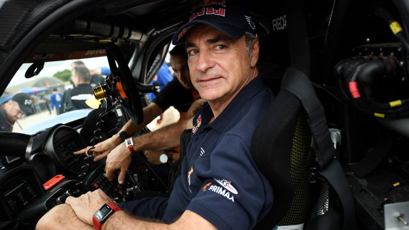 Carlos Sainz analiza la primera etapa del Dakar