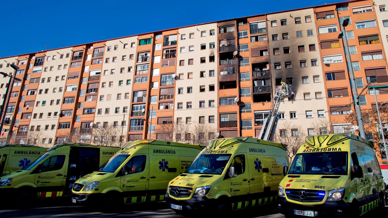 Incendio en Badalona: Una sobrecarga eléctrica en un piso ocupado irregularmente, posible causa del incendio - RTVE.es