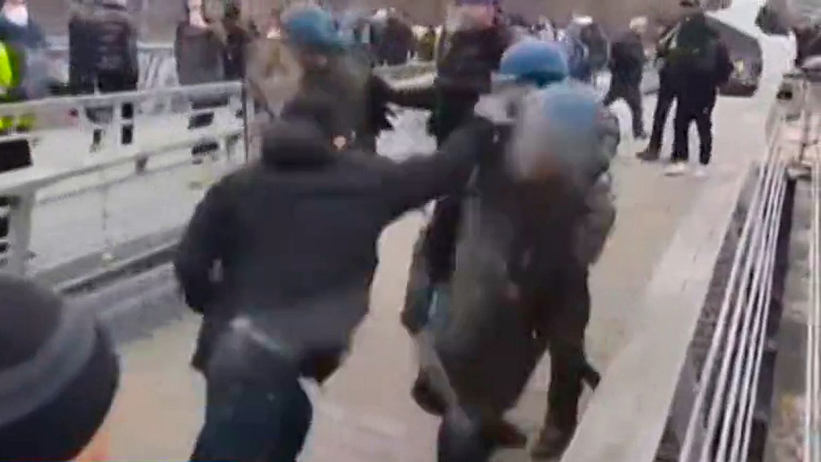 Telediario 1: Un exboxeador francés golpea a policías para defender a los "chalecos amarillos"  | RTVE Play