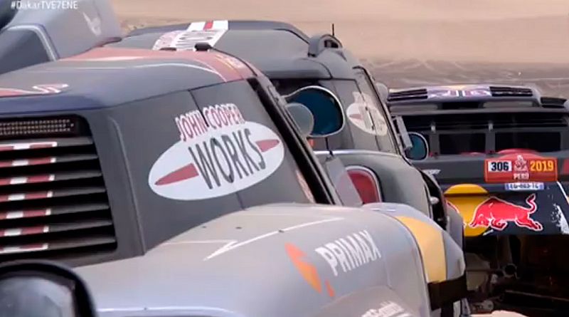 La primera etapa del Dakar 2019 comenzó con más de una de retraso en la categoría de coches, lo que provocó una imagen pocas veces vista en un desierto, un atasco.