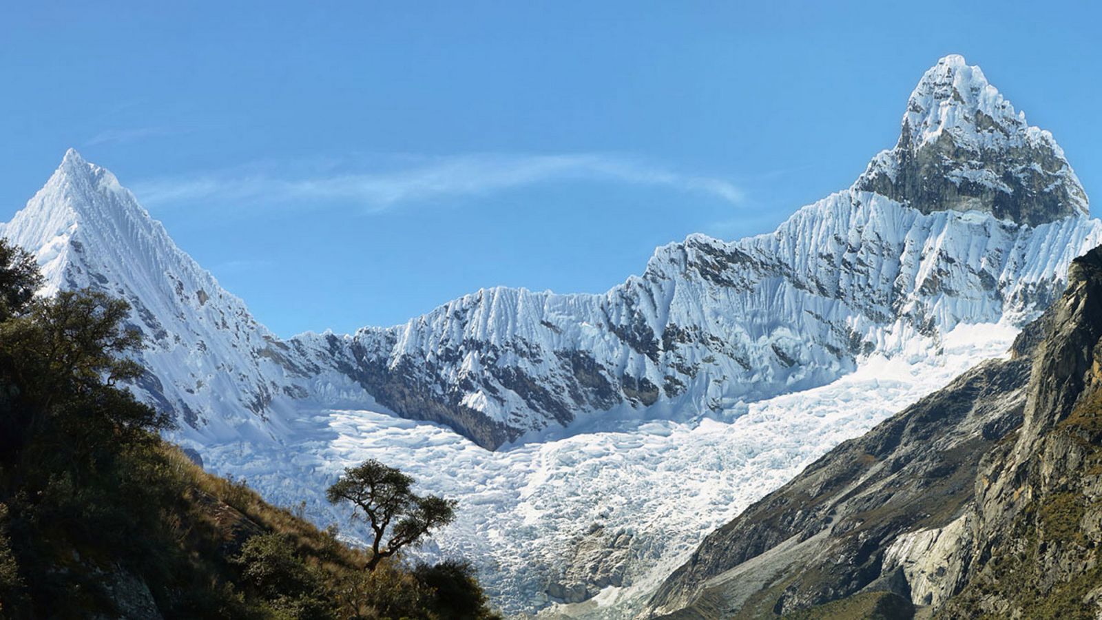Montañeros españoles: Rescatados los cuerpos de los tres montañeros españoles muertos en una avalancha en Perú