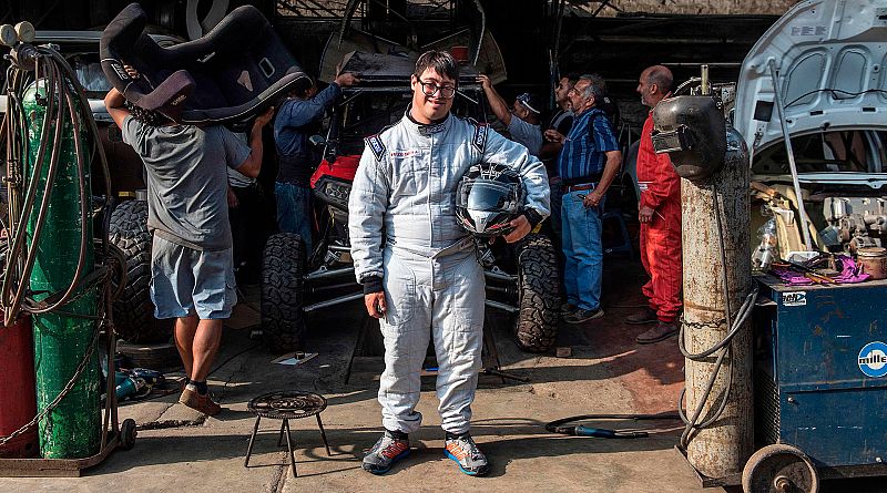 Ya ha cumplido su sueño. Lucas Barrón se ha convertido en la primera persona con síndrome de Down en participar en un Dakar. Lo ha hecho junto a su padre, antiguo piloto.