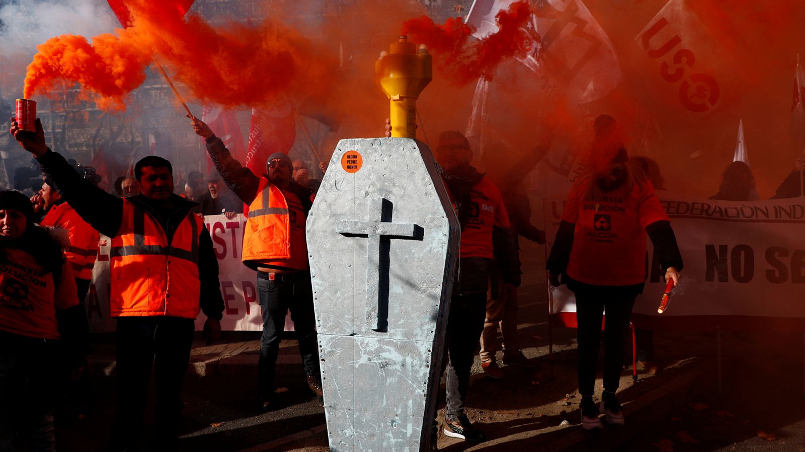 Un millar de trabajadores de Alcoa reclama ante el Ministerio de Industria la intervención del Gobierno