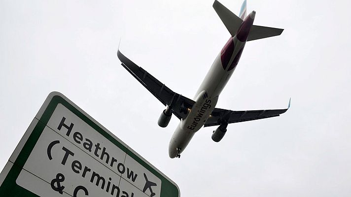 Telediario 1 - El avistamiento de un dron paraliza durante una hora el aeropuerto de Heathrow